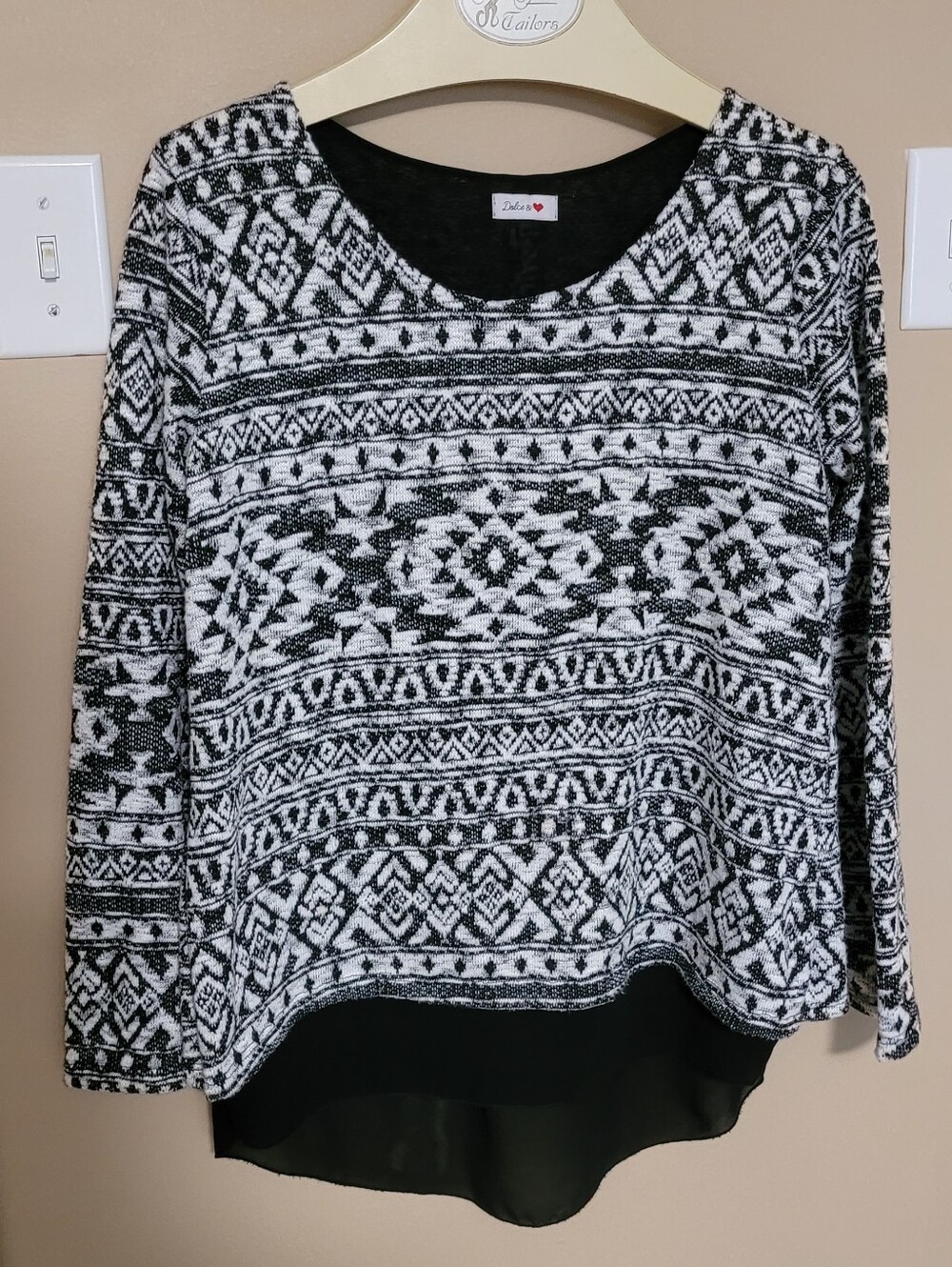 💜2 for $10💜 Bundle and save Black and White Patterned  Top